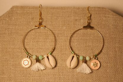 Beyond the sea - Shell and pompom earrings